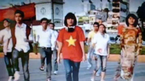 Vietnamese flag, long dress and Ben Thanh Market appear on Channel V